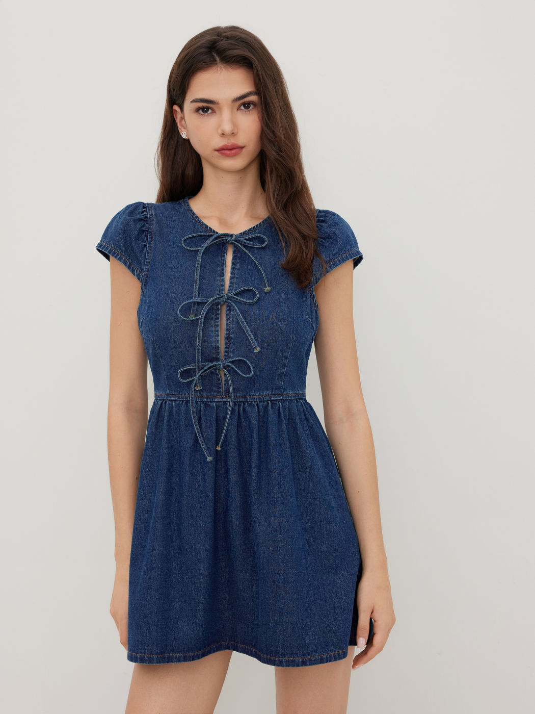 Jeans-Mini-Kleid mit Ausschnitten und Schleife vorne