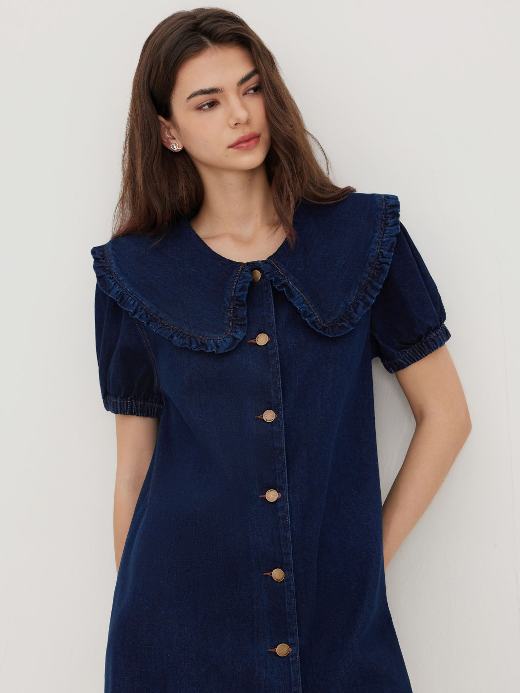 Denim Mini-Kleid mit Peter-Pan-Kragen, Knopfleiste und Ballonsleeves