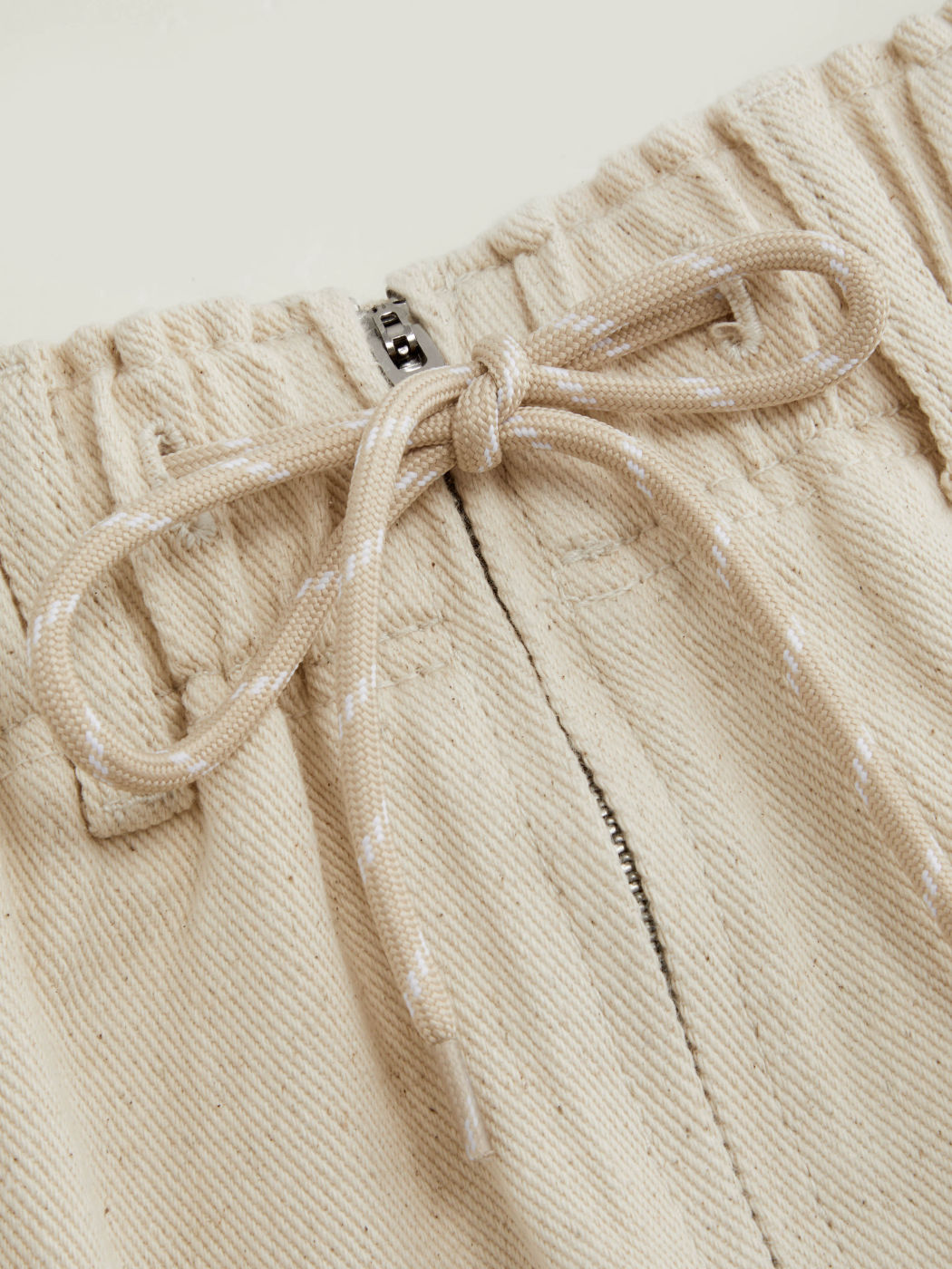 Denim Mini-Cargohose mit elastischem Bund und niedriger Taille