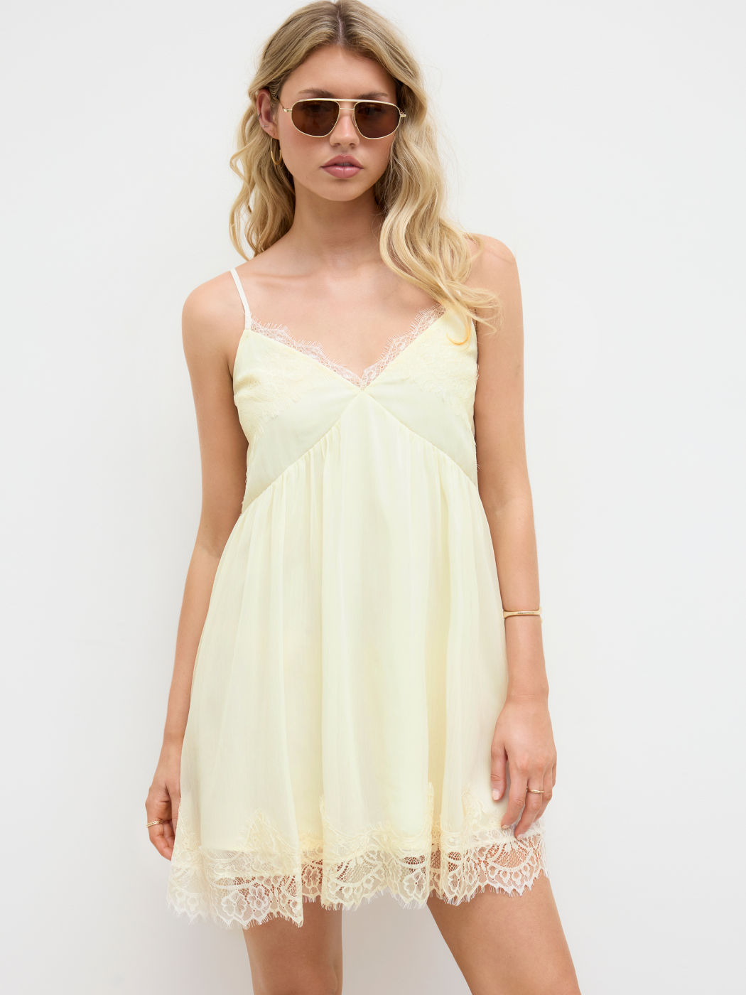 Chiffon V-Ausschnitt Mini-Kleid mit Spitzeverzierungen