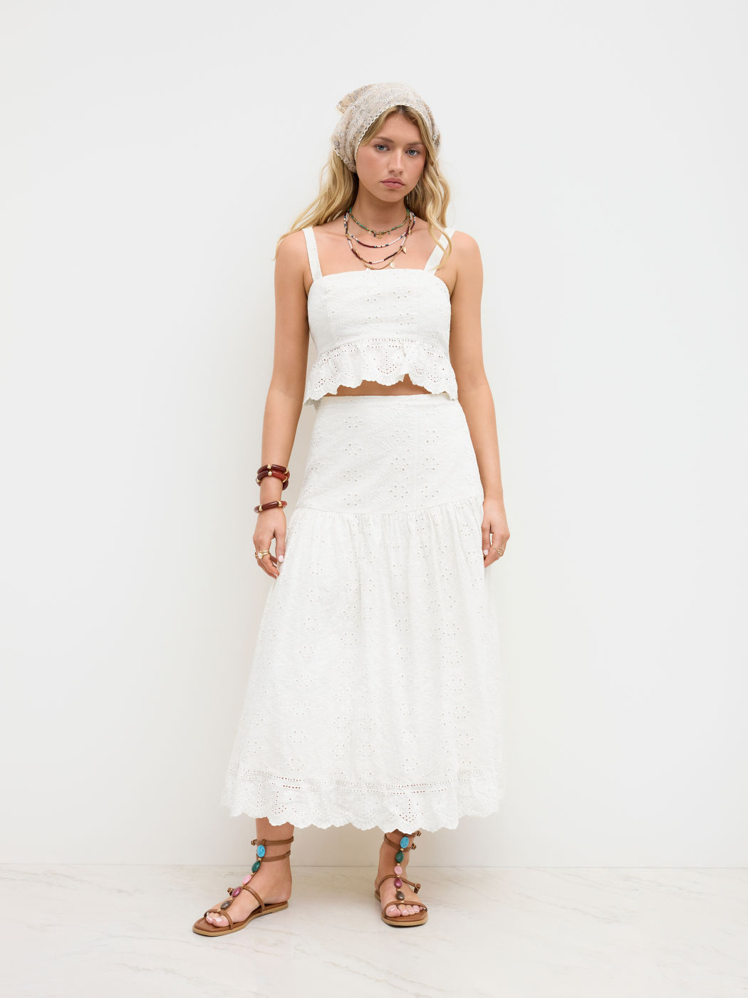 Baumwoll-Crop-Tank-Top mit englischer Stickerei und Spitzenrand