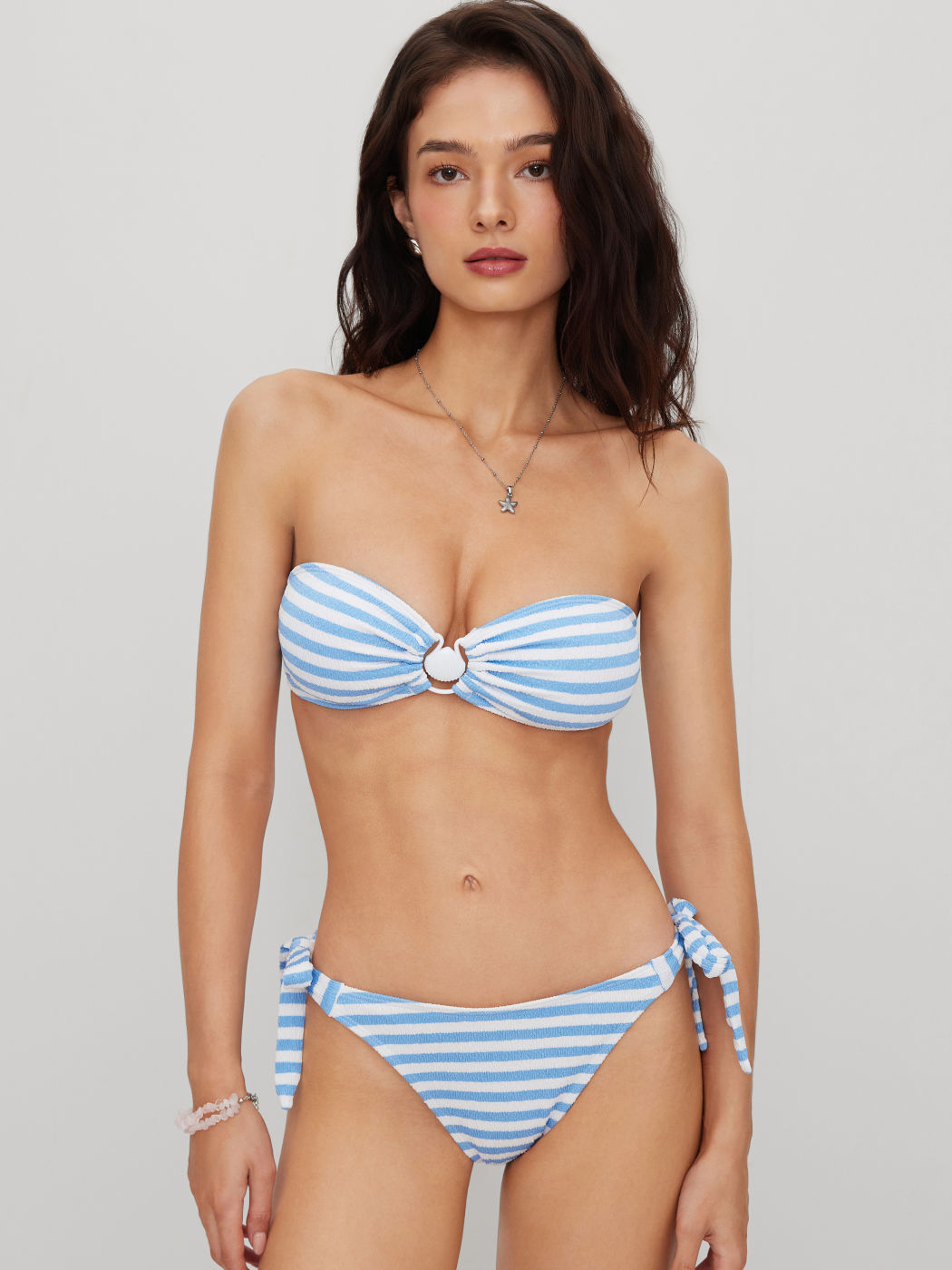 Texturiertes Bandeau-Streifen-Bikini-Set mit Muschel-Detail, O-Ring und Knoten an der Seite