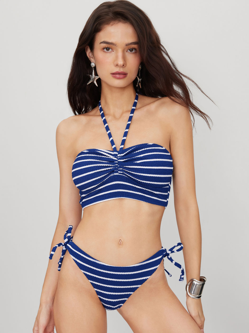 Set bikini audace a righe con scollo all'americana a coste e nodo