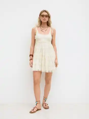 Mini-Kleid mit Spitze, Schälausschnitt und Stickerei
