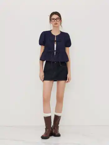 Camicetta oversize in denim con maniche a sbuffo, fiocco e nodo sul davanti