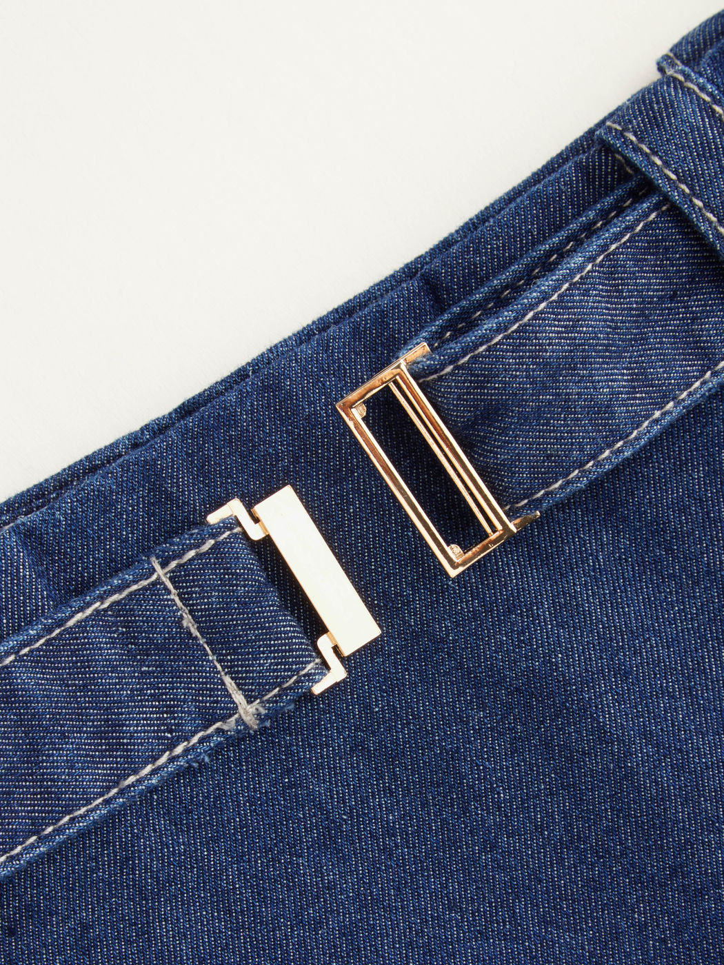 Mini gonna di jeans a vita bassa con volant e cintura