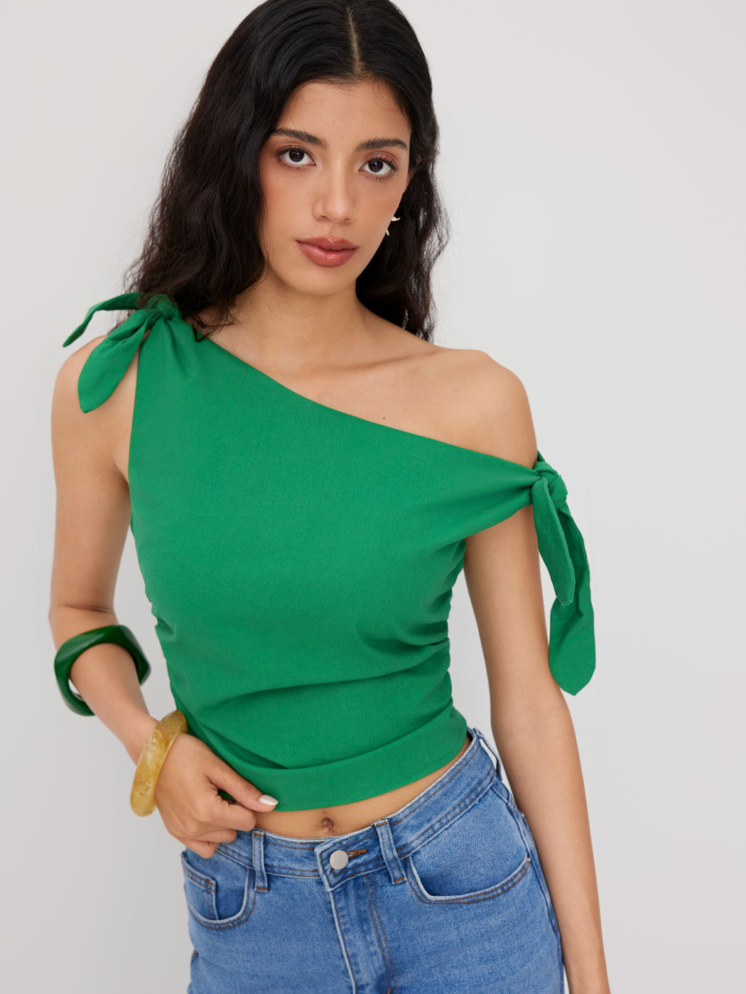 Top asimmetrico arricciato e annodato con collo in misto lino