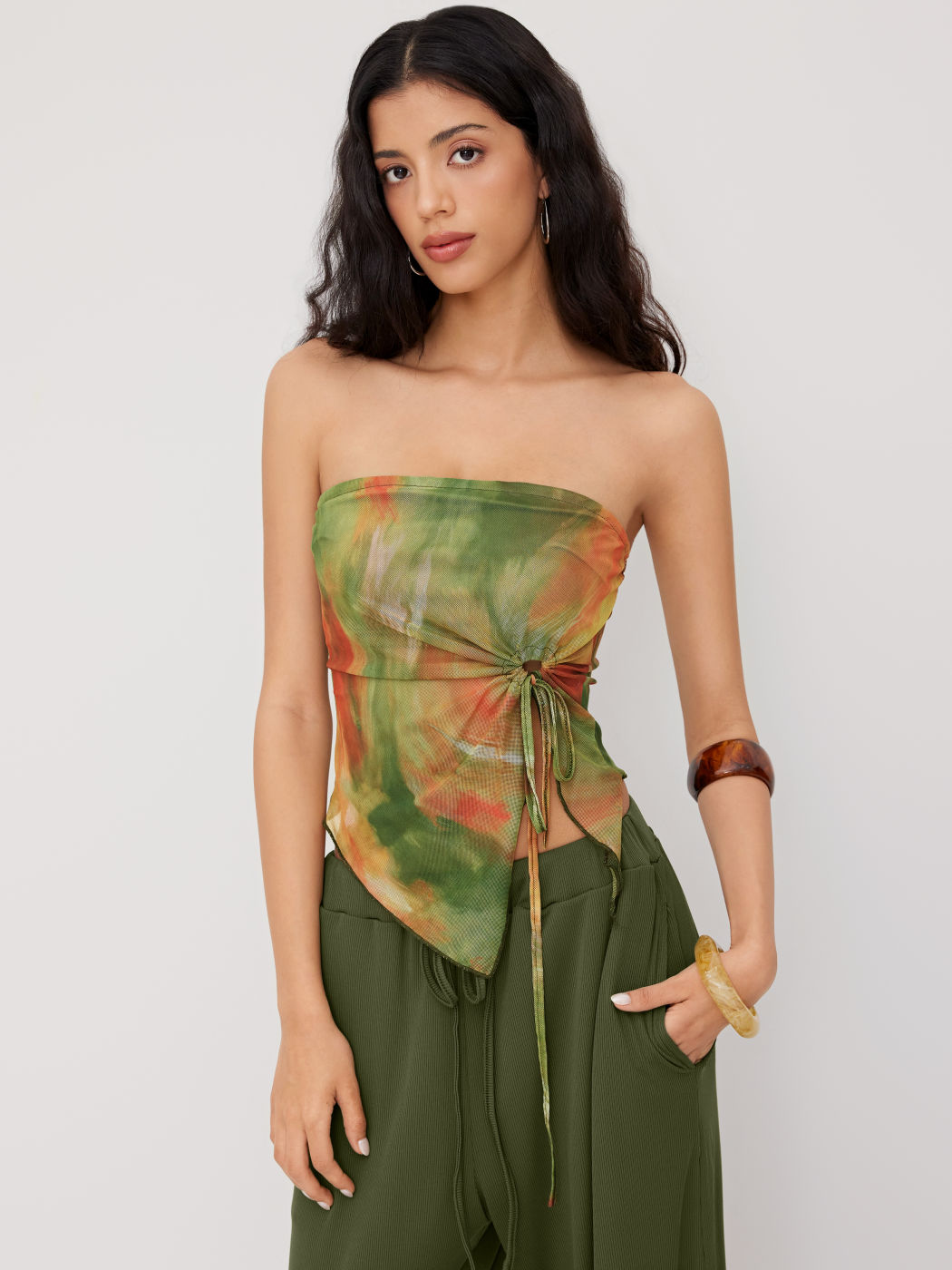 Set aus Bandeau-Top aus Maschenstoff mit Tie-Dye-Muster und Reißverschluss sowie weiten Beinkleidern mit Mittelfalz und Reißverschluss
