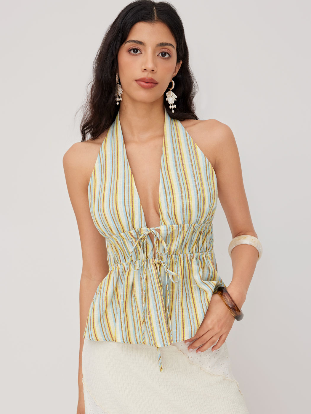 Top smanicato a righe con scollo all'americana e dettaglio arricciato e annodato sul davanti in misto cotone