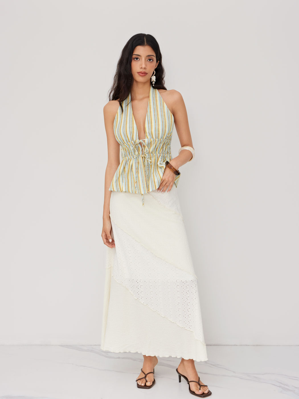 Top smanicato a righe con scollo all'americana e dettaglio arricciato e annodato sul davanti in misto cotone