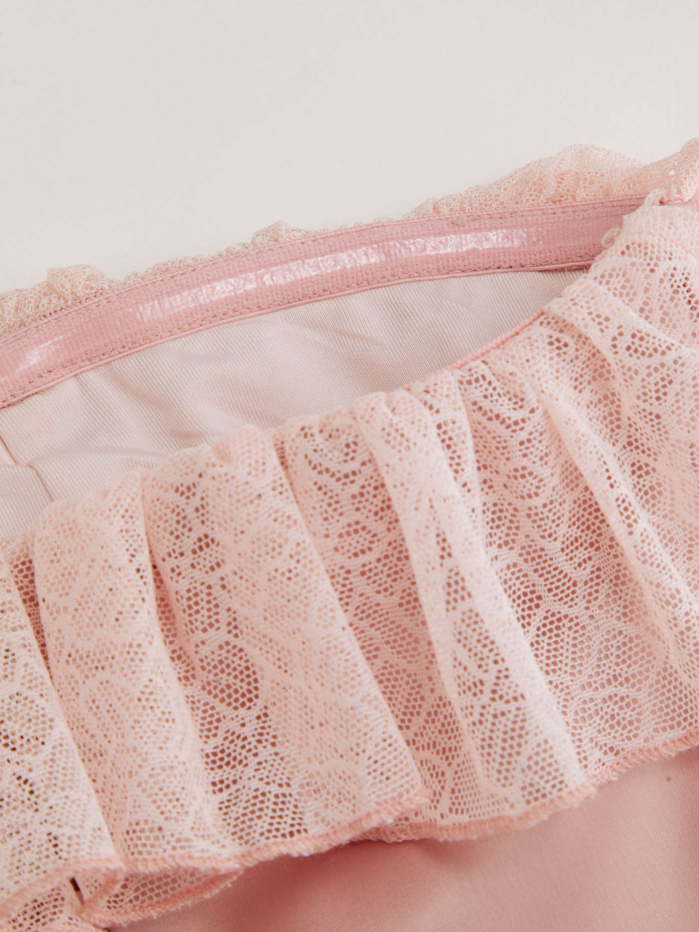 Micro tutina a corsetto a strati con orlo a volant e fascia a fascia in raso