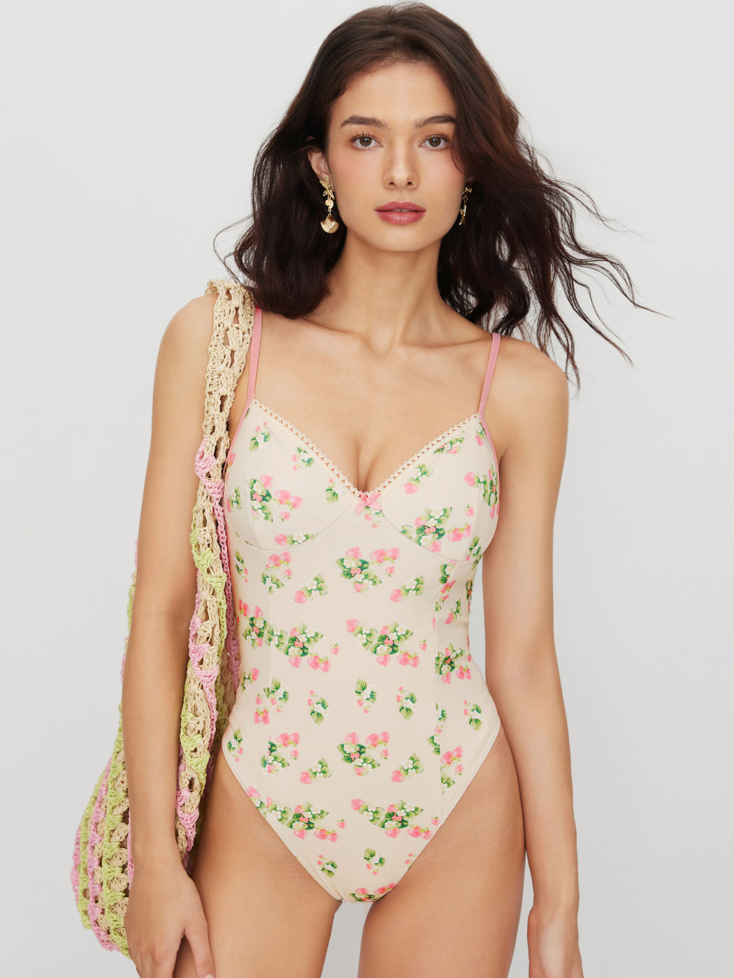 Costume da bagno intero con scollo a V, fiocco a fragola e finiture in pizzo