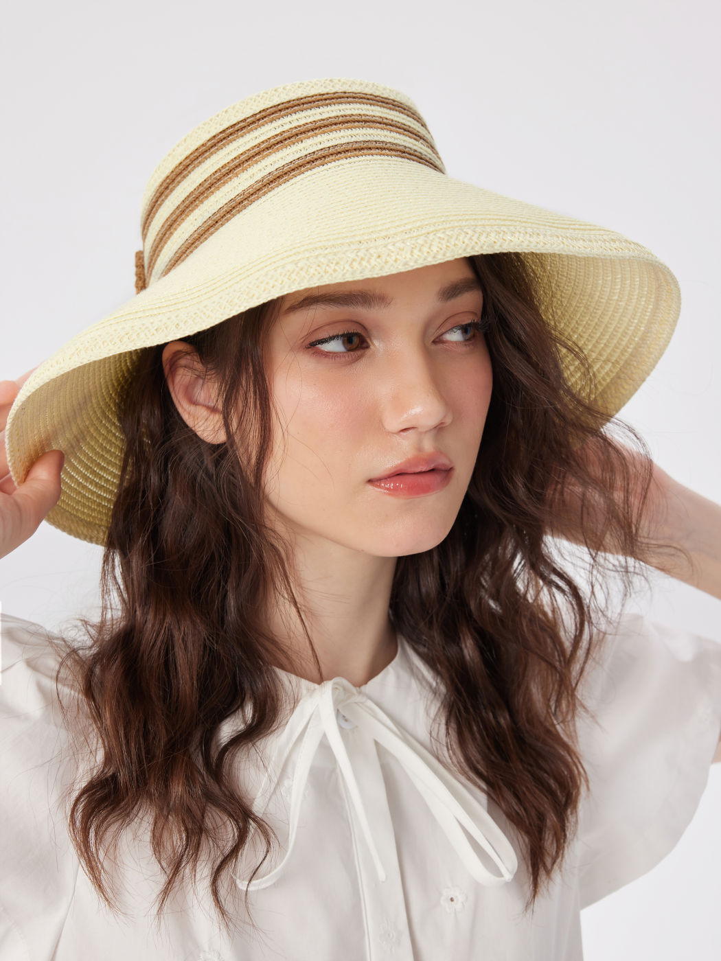 CAPPELLO DI PAGLIA ARROTOLABILE A TESA LARGA CON STRISCE BICOLORE E FIOCCO