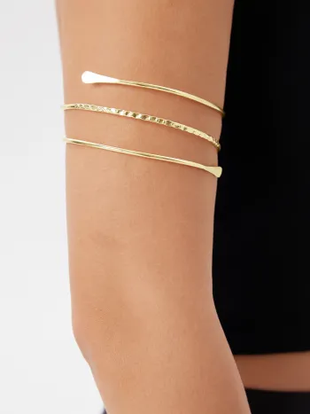 Mehrschichtige, spiralförmig strukturierte metallene Armbinde