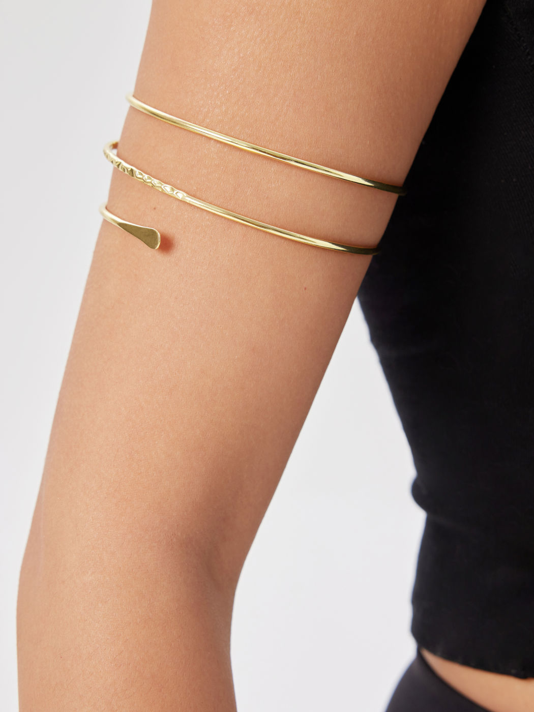 MULTI-LAYERED SPIRAL TEXTURED METALLIC ARM CUFF