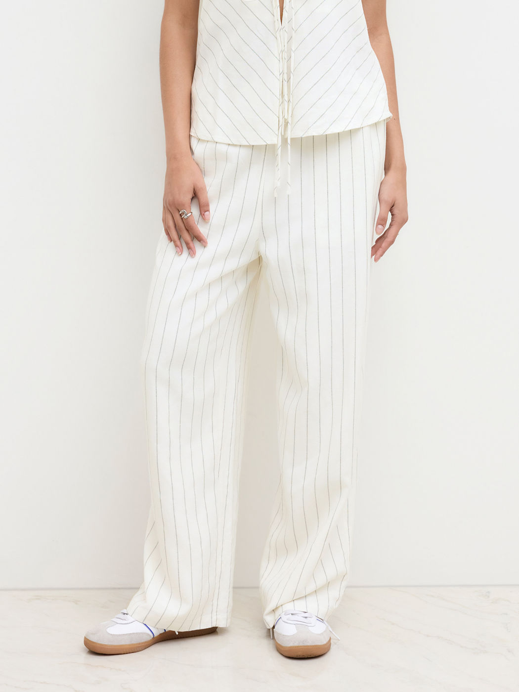 Pantaloni a gamba dritta annodati a righe in misto lino a vita media