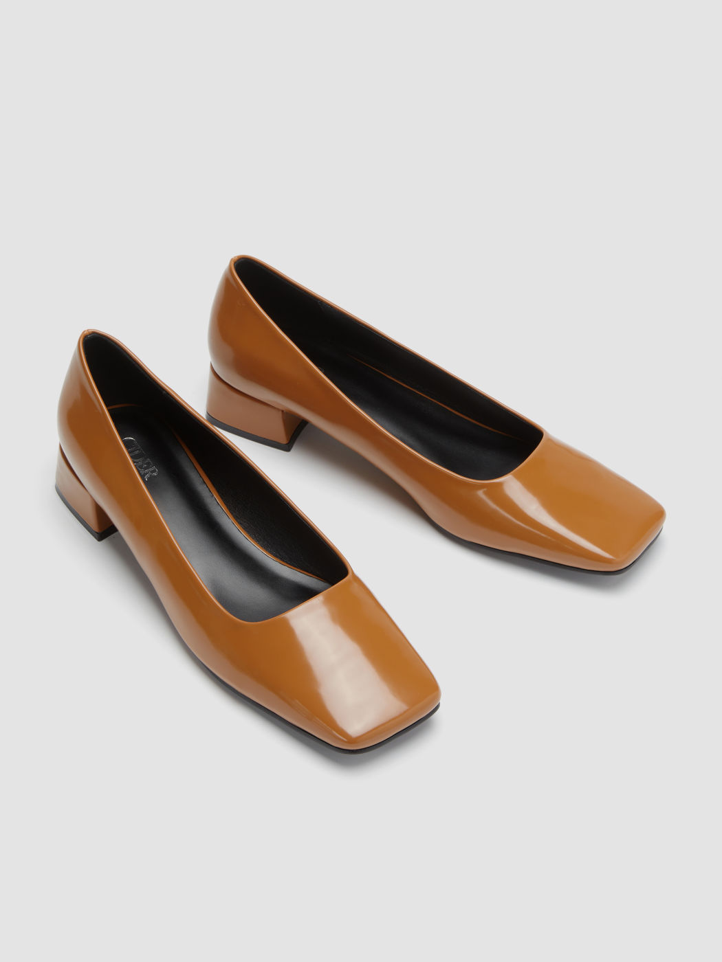 SCARPE CON TACCO GROSSO E PUNTA QUADRATA