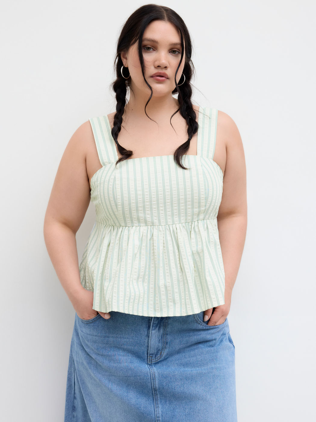 Top Cami Curve & Plus a righe con fiocco e volant, scollo quadrato in misto cotone