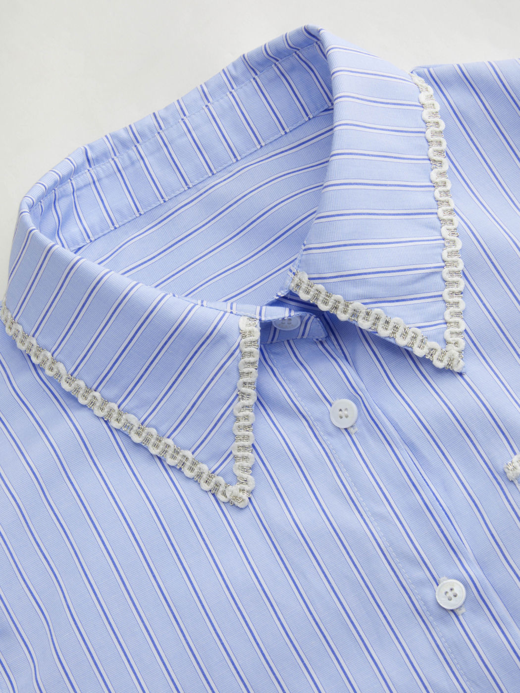 Camicia con orlo a volant con colletto a righe in misto cotone