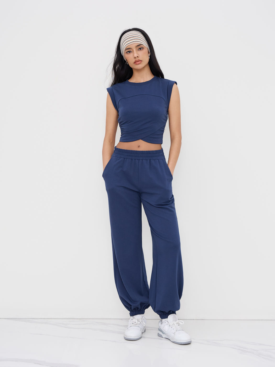 Set top corto arricciato in misto cotone e pantaloni da jogging con elastico in vita a vita bassa