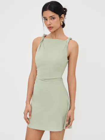 Mini-Kleid mit Bootshals und Knickungen