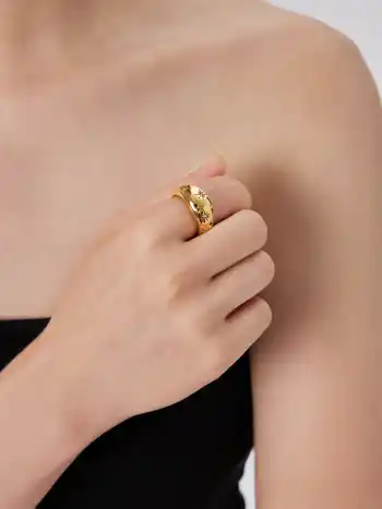 18K-GOLDPLATTIERTES STAINLESS-STEELL-RING MIT STERN- UND RHEINSTEINVERZIERUNG