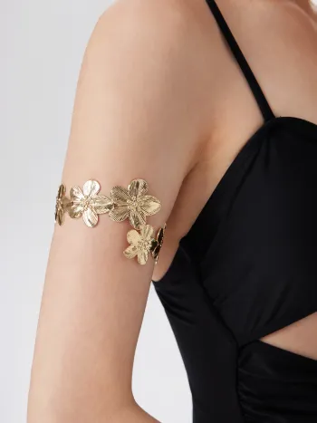 Blumen-engegraviertes Armband