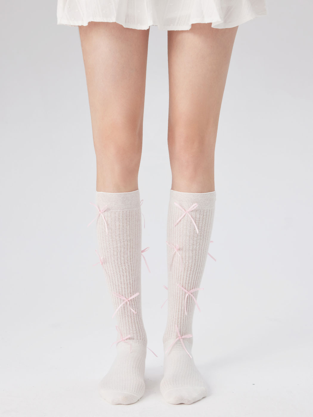 Socken mit Schleife über den Unterschenkel