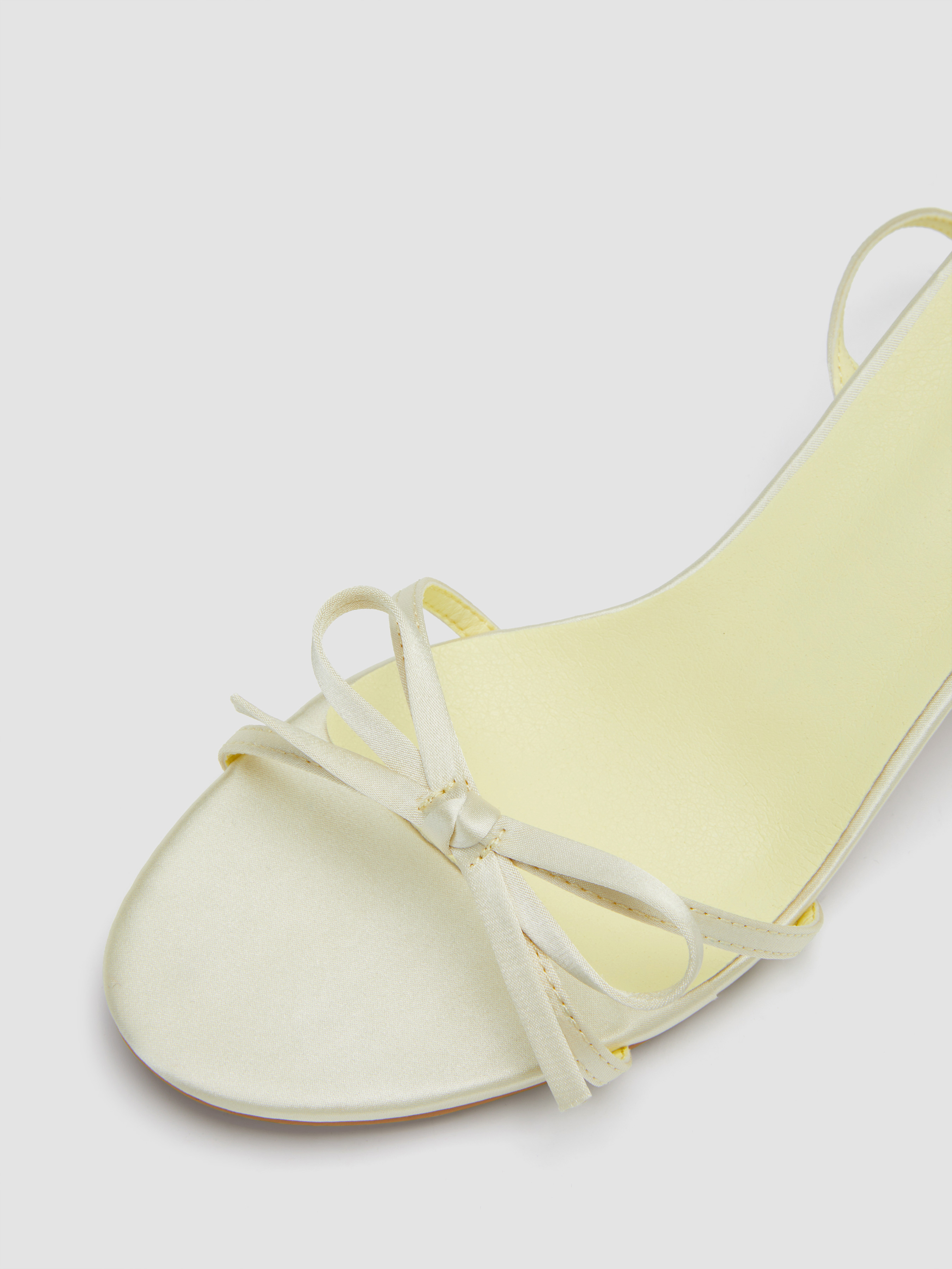 Tacones de gata de satén con moño