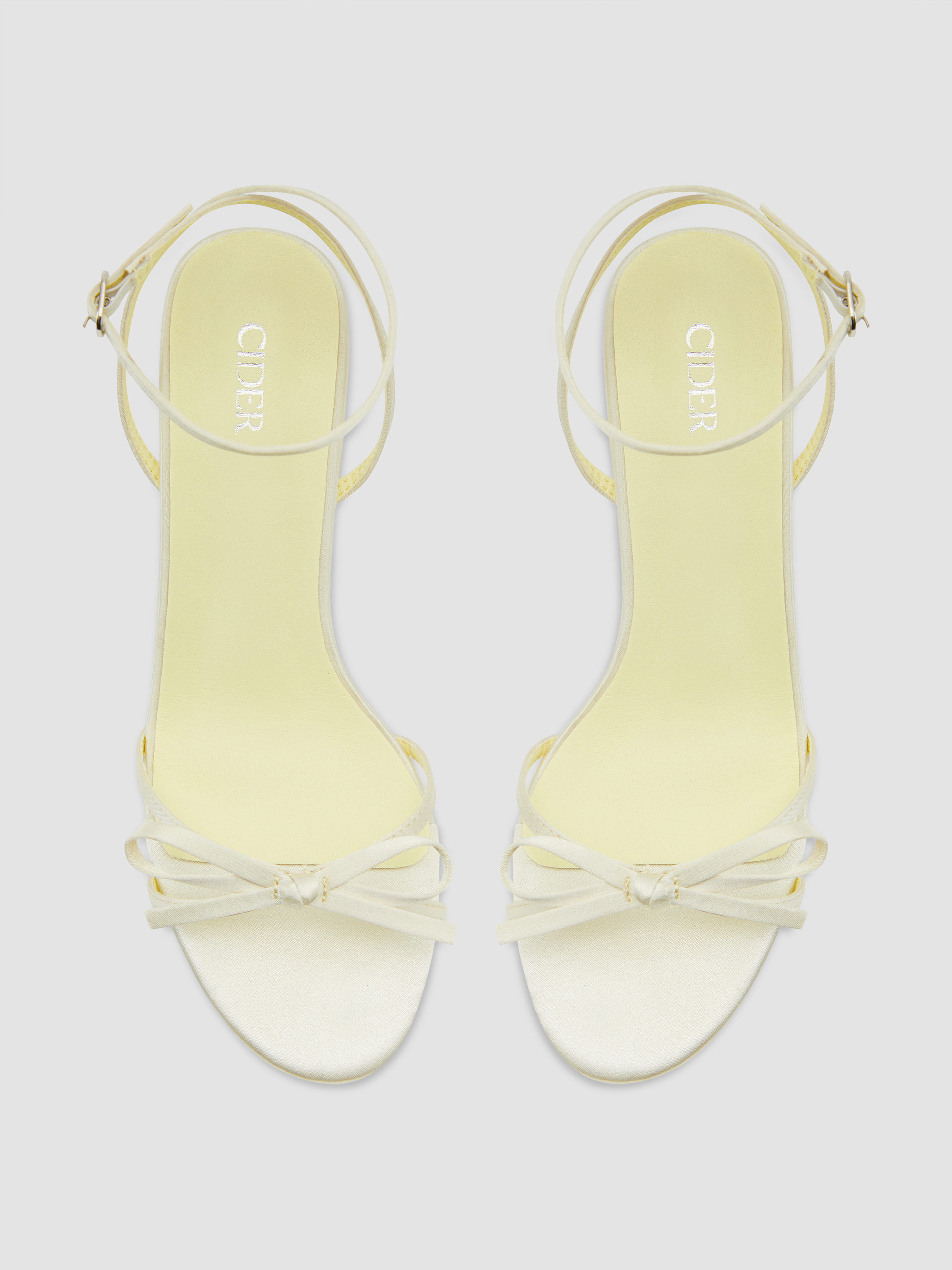 Tacones de gata de satén con moño