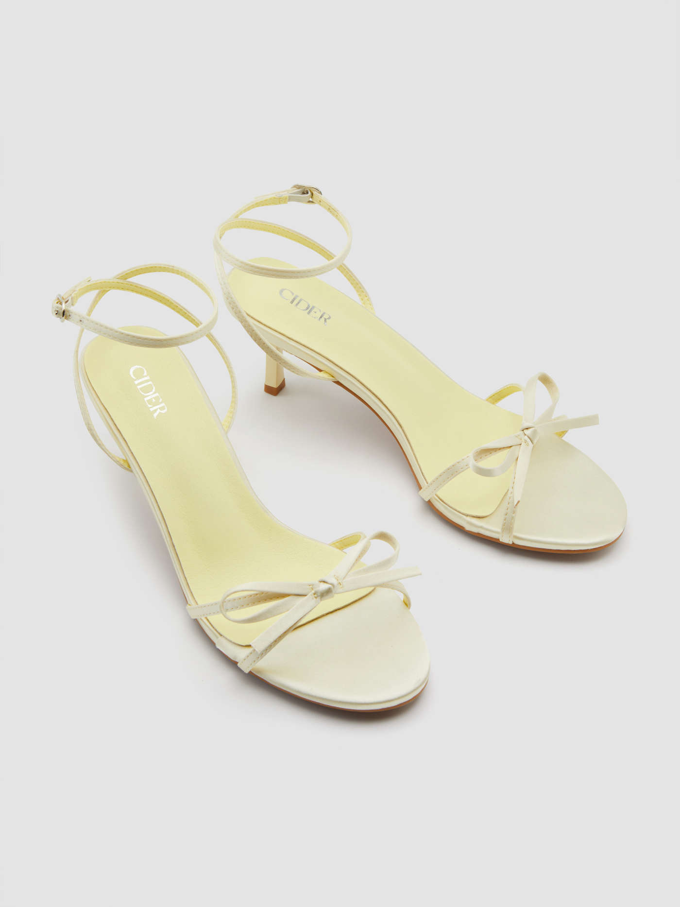 Tacones de gata de satén con moño