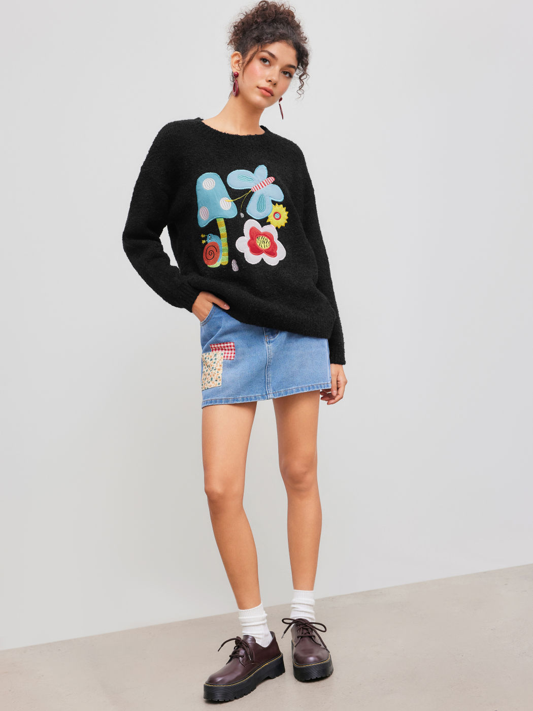 Maglione in maglia in misto lana con scollo rotondo e applicazione di funghi a farfalla