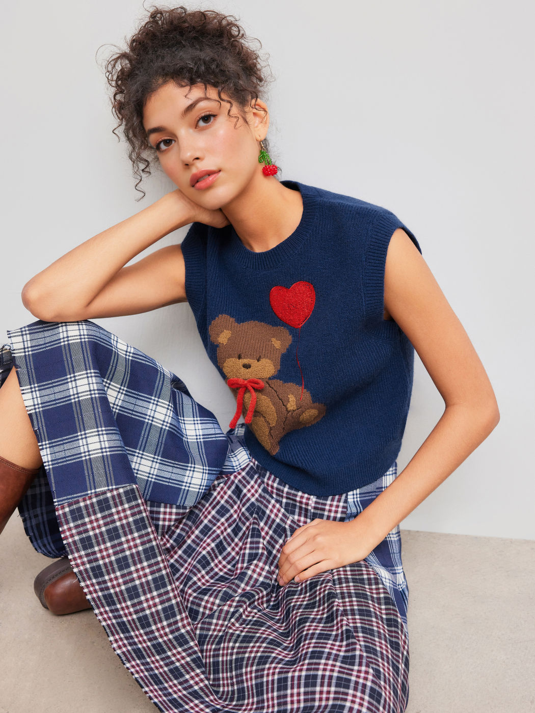 Knitted Round Neckline Bowknot Bear Vest