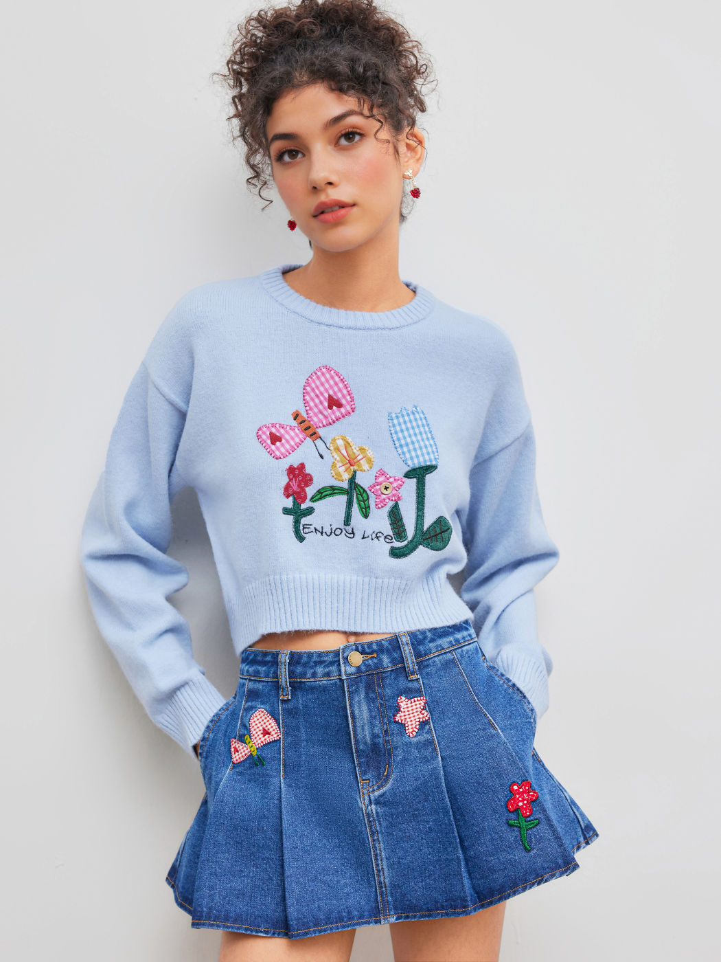 Knit Round Neckline Butterfly & Flower Applique Crop Top