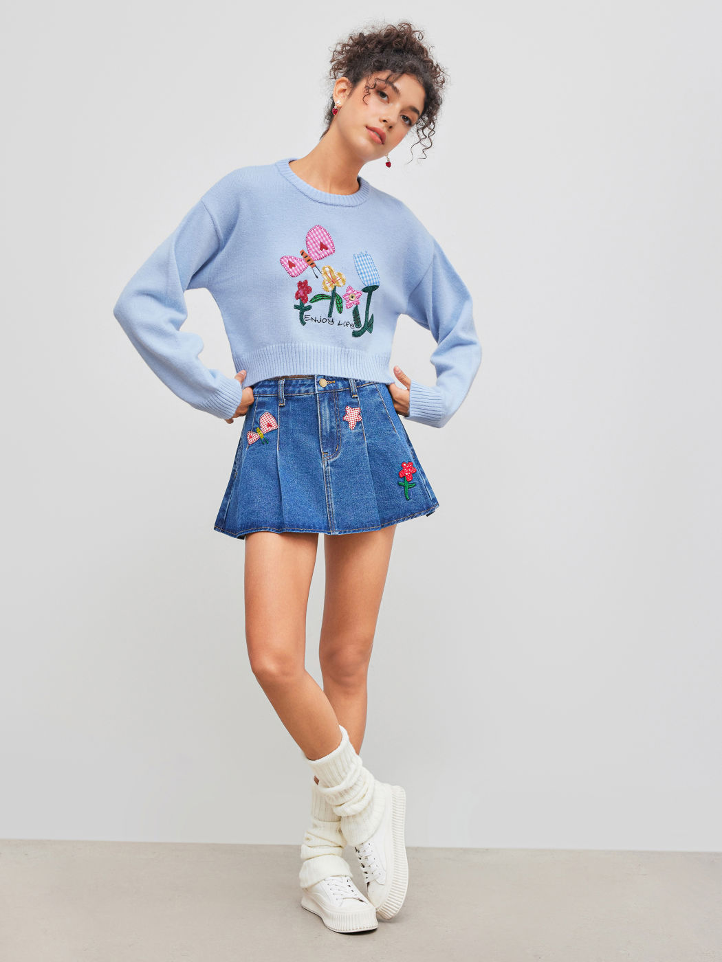 Knit Round Neckline Butterfly & Flower Applique Crop Top