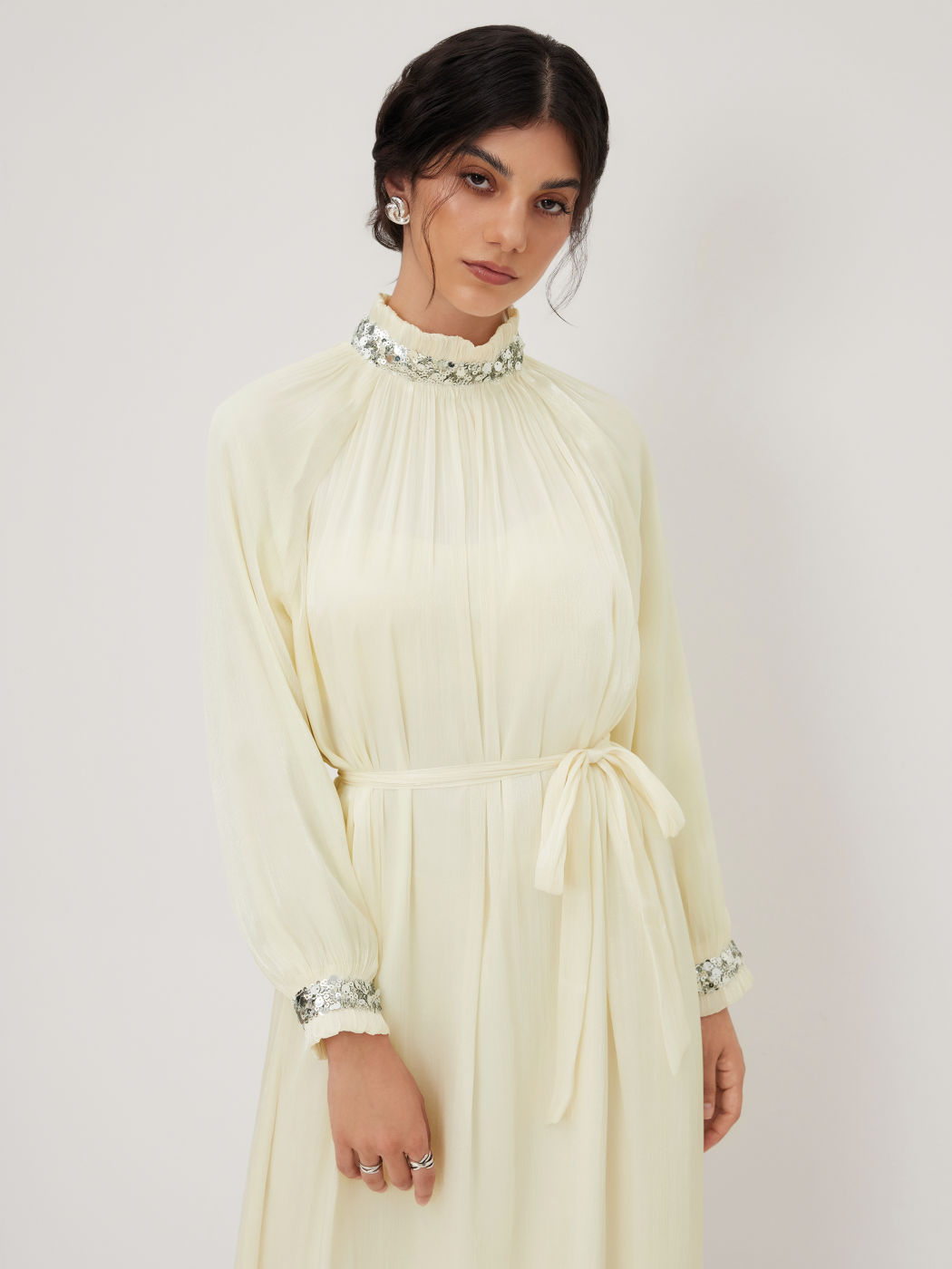 Maxi Abito con Volant Annodato, Paillettes e Collo alla Coreana