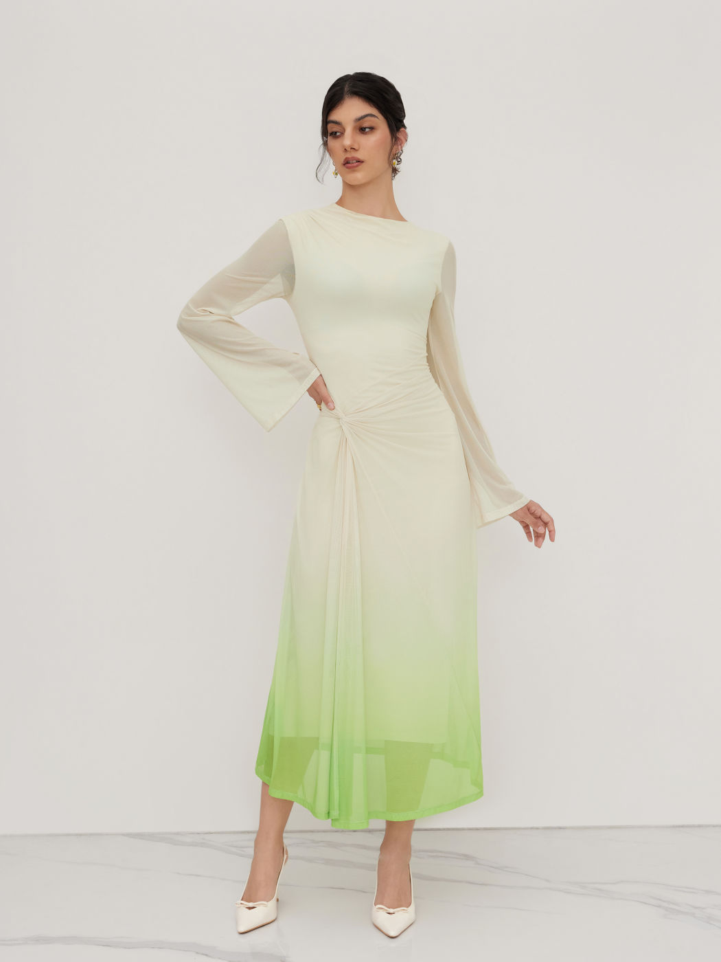 Maxikleid mit Netz, asymmetrischem Hals, Gradient, Twist und Rüschen