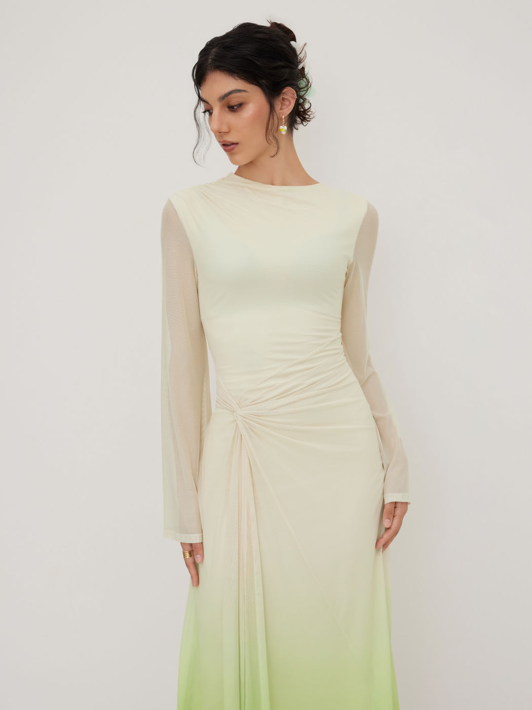 Maxikleid mit Netz, asymmetrischem Hals, Gradient, Twist und Rüschen
