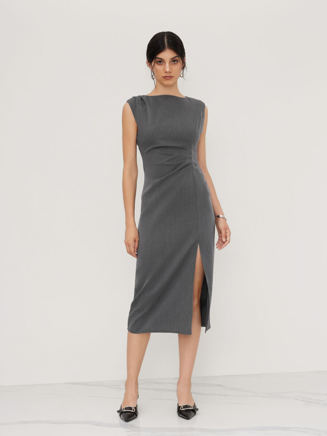 Maxikleid mit Bootshals, Rüschen und Schlitz