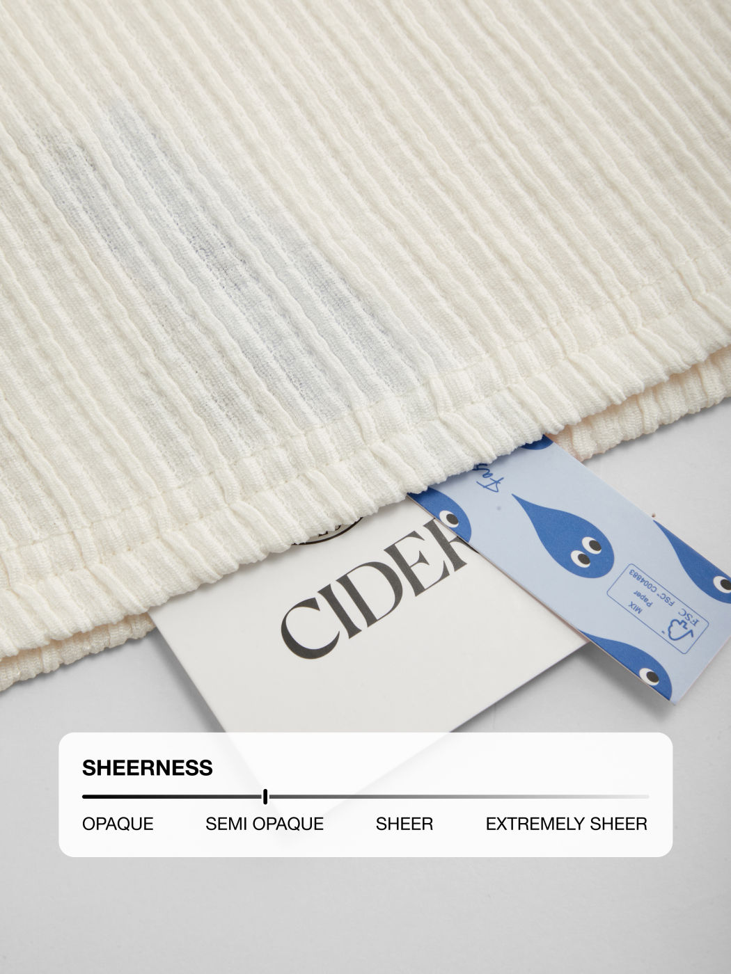 Top a collo alto testurizzato con orlo asimmetrico