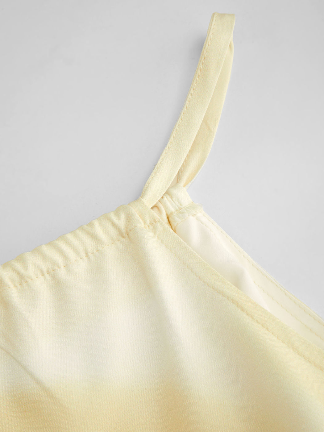 Zugbänderchen, Perlen und Knoten: Gradienten-Maxikleid