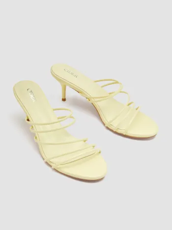 Sandalen mit Strapanzügen und Absätzen
