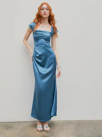 Gerafftes schulterfreies Satin-Maxikleid