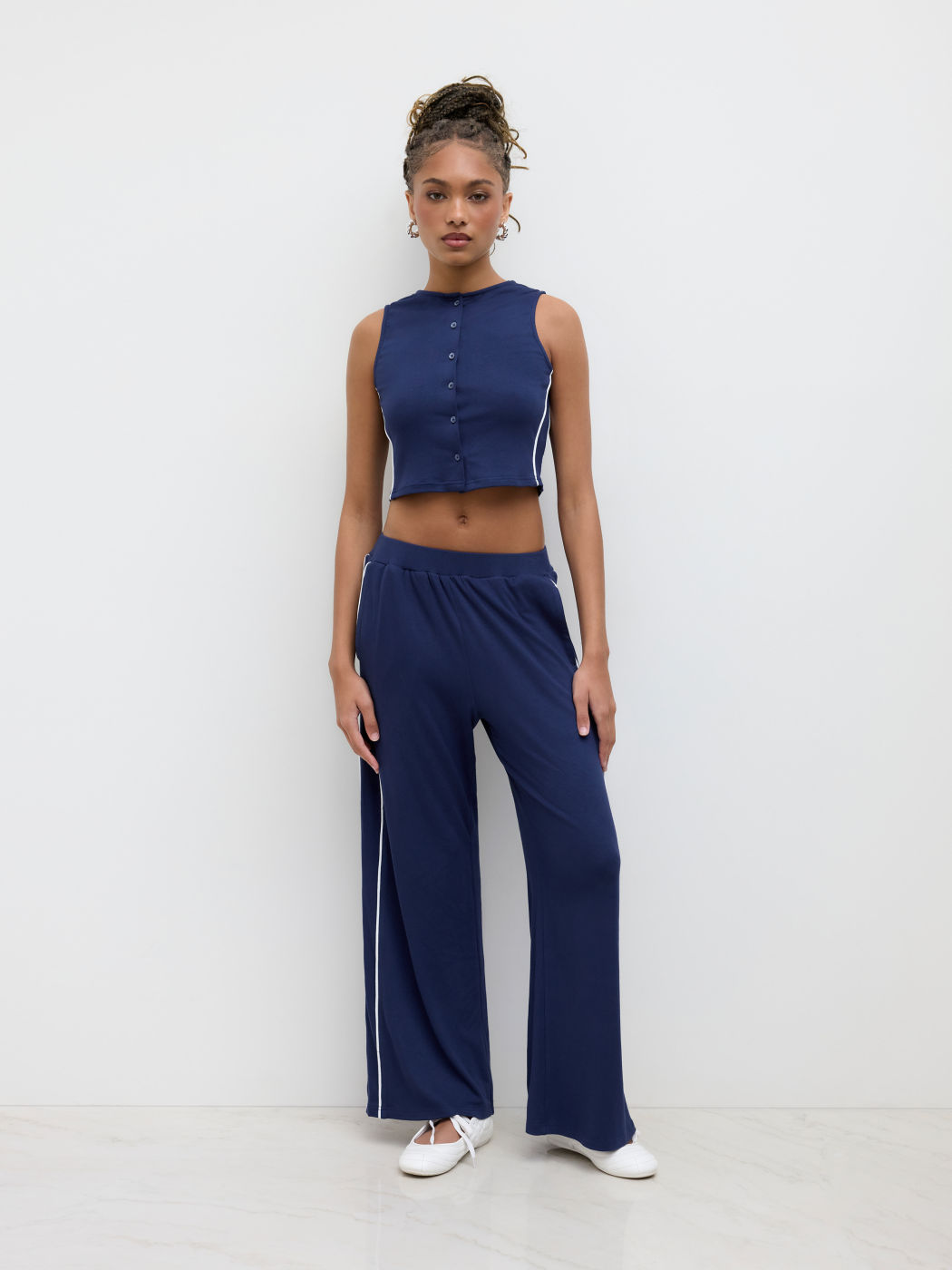 Set aus Knopfleisten-Crop-Tank-Top und Mittelbund-Straight-Leg-Hosen