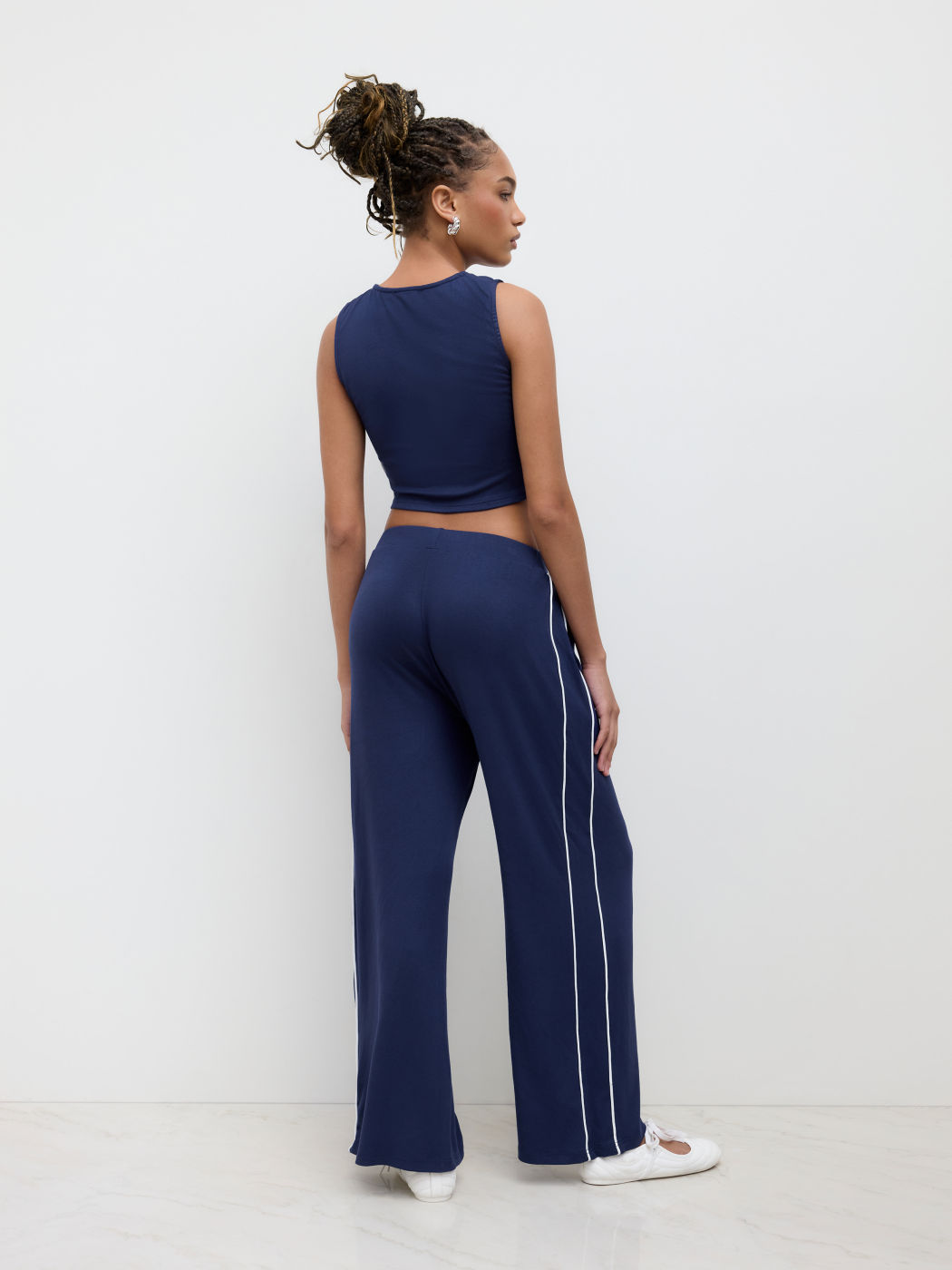Set aus Knopfleisten-Crop-Tank-Top und Mittelbund-Straight-Leg-Hosen