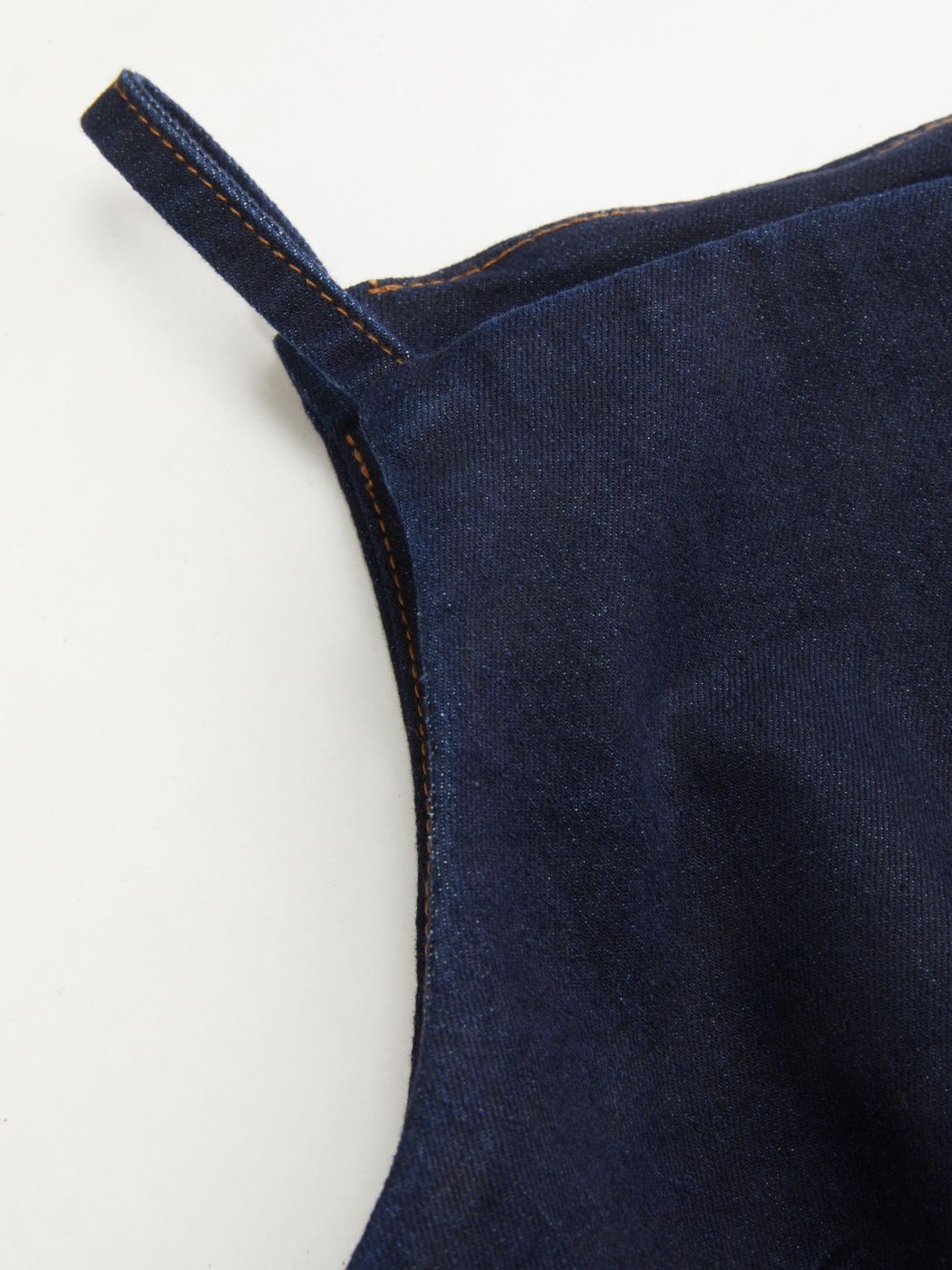 Stretch-Denim-Cami-Top mit Bootshals und Knopfaufteilung