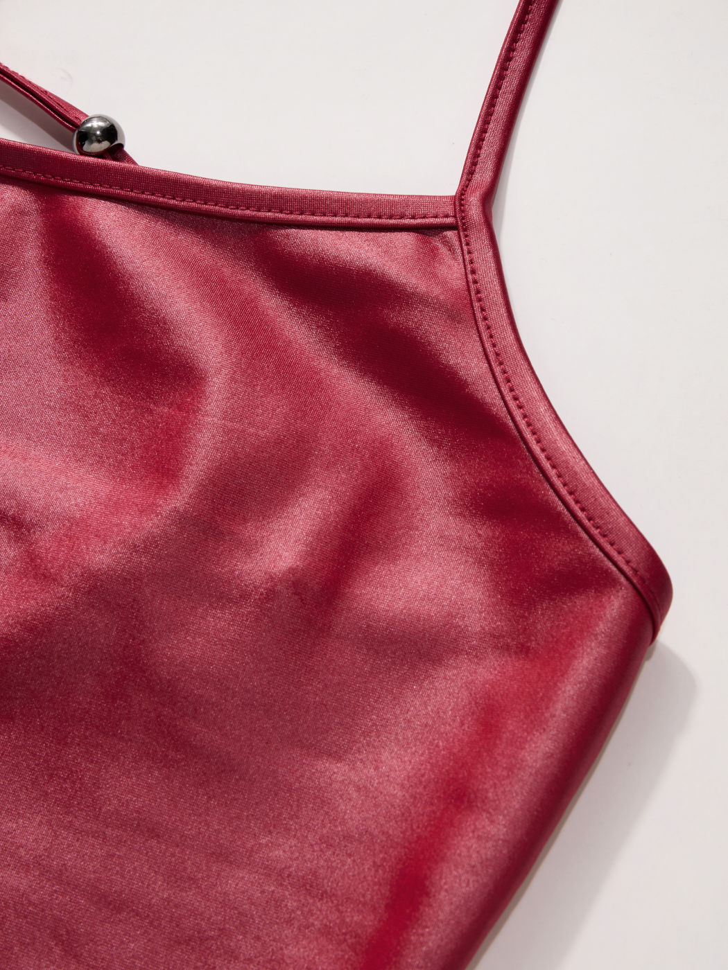 Top Cami con Scollo a U, Incrocio e Perline