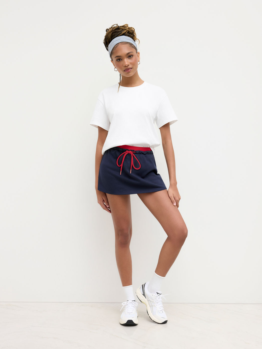 Mini gonna-pantalone annodata a vita bassa in misto cotone con bordi a contrasto