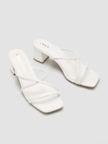 Sandalen mit breiten Riemen und dickem Absatz