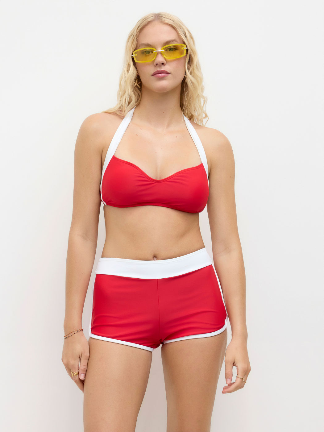 Set bikini con scollo a V, dettaglio a contrasto, braccialetto annodato e shorts